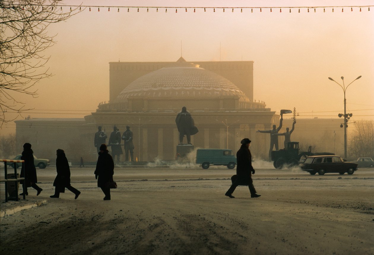 Uma estátua de Vladimir Lenine guarda o Teatro de Novosibirsk. Novosibirsk, Rússia. de Dean Conger