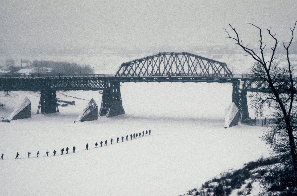 Novosibirsk, rio Ob, Sibéria, URSS, Estudantes atravessam o rio Ob congelado a pé na neve, inverno de 1976 (foto) de Dean Conger