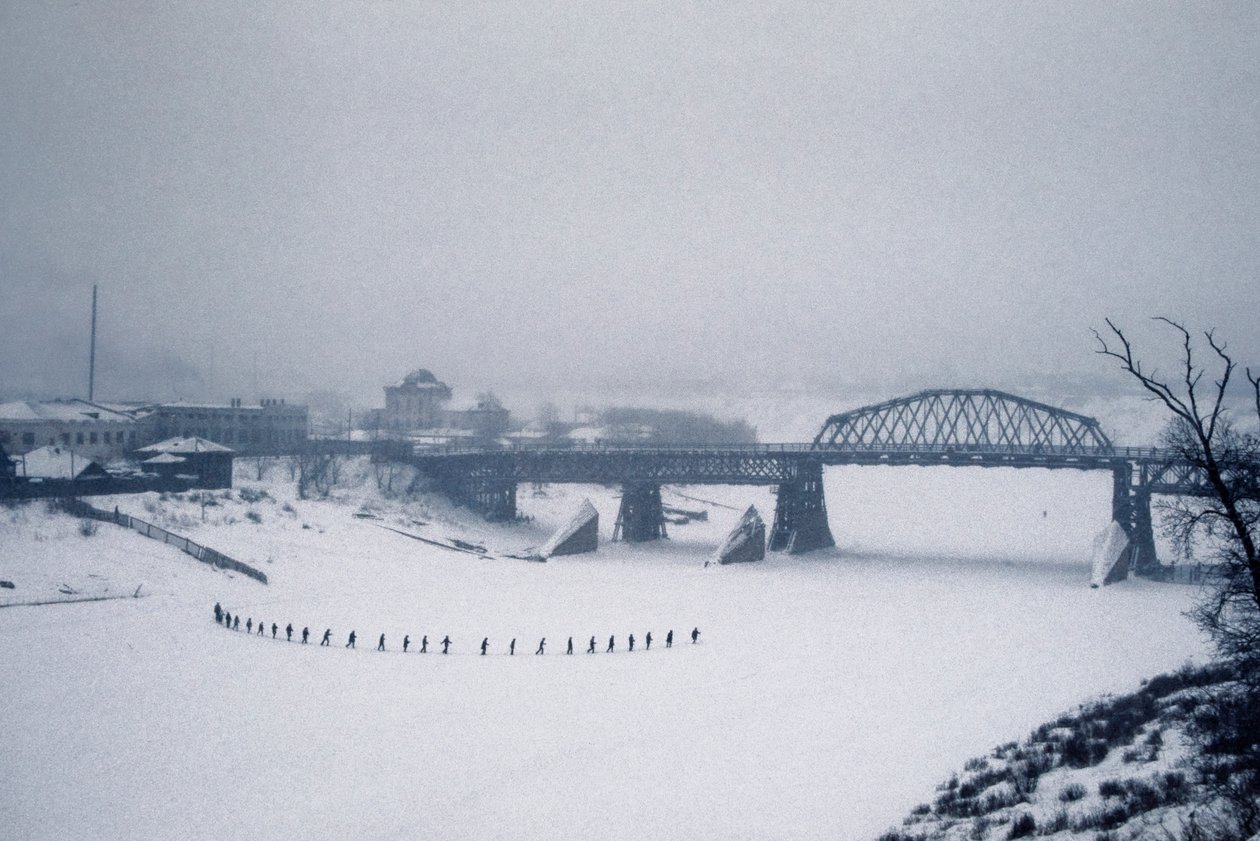 Novosibirsk, rio Ob, Sibéria, URSS, Estudantes atravessam o rio Ob congelado a pé na neve, inverno de 1976 (foto) de Dean Conger