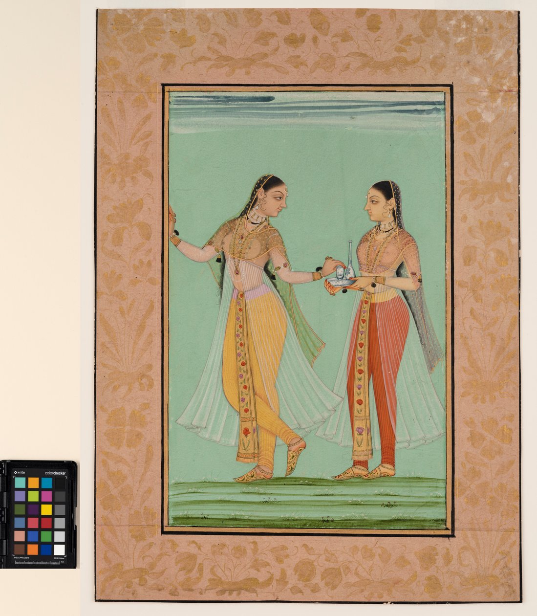 Uma senhora de pé ofereceu uma bandeja pela sua empregada, c.1670 (aquarela opaca e ouro sobre papel) de Deccani School