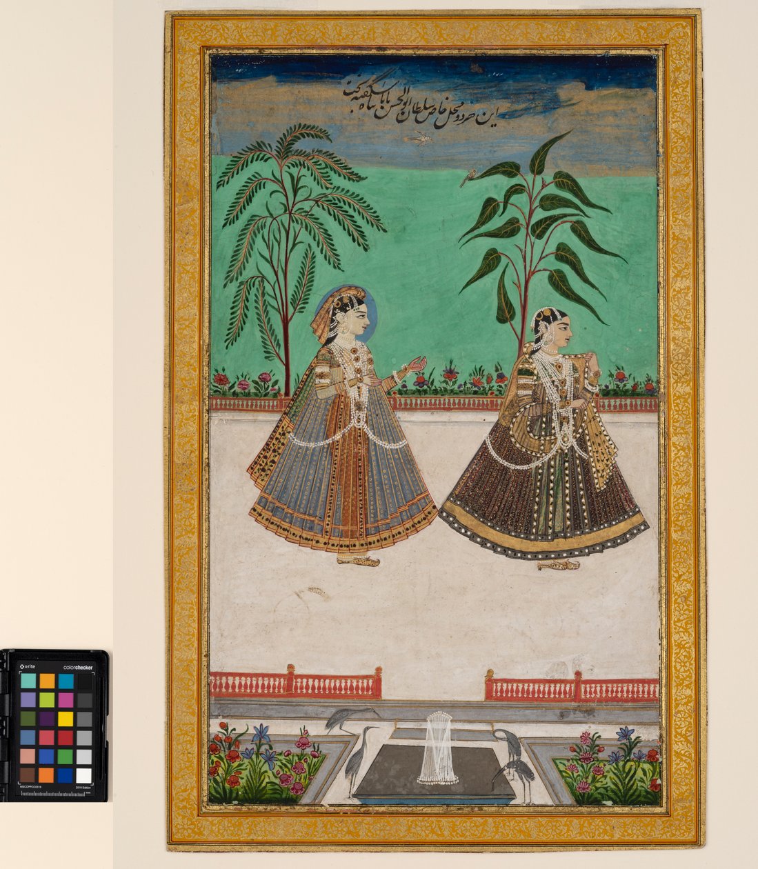 Duas mulheres do harém de Tana Shah de Golconda, c.1800 (aquarela opaca e ouro sobre papel, montada numa página de álbum) de Deccani School