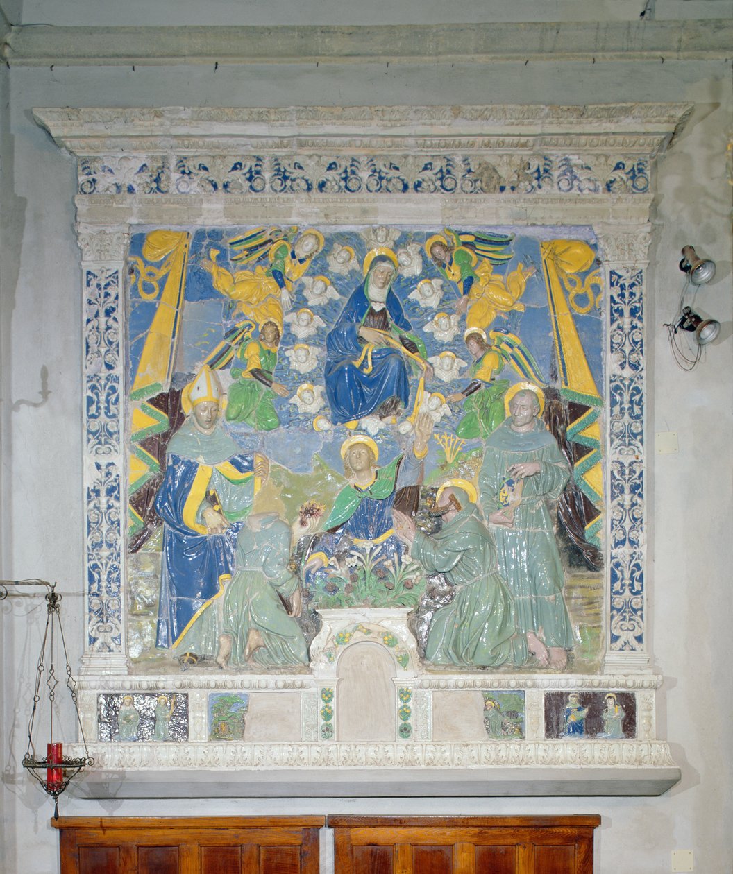 A Madonna do Cinturão, baixo-relevo, século XV (louça de barro de latão estanho) de Luca Della Robbia