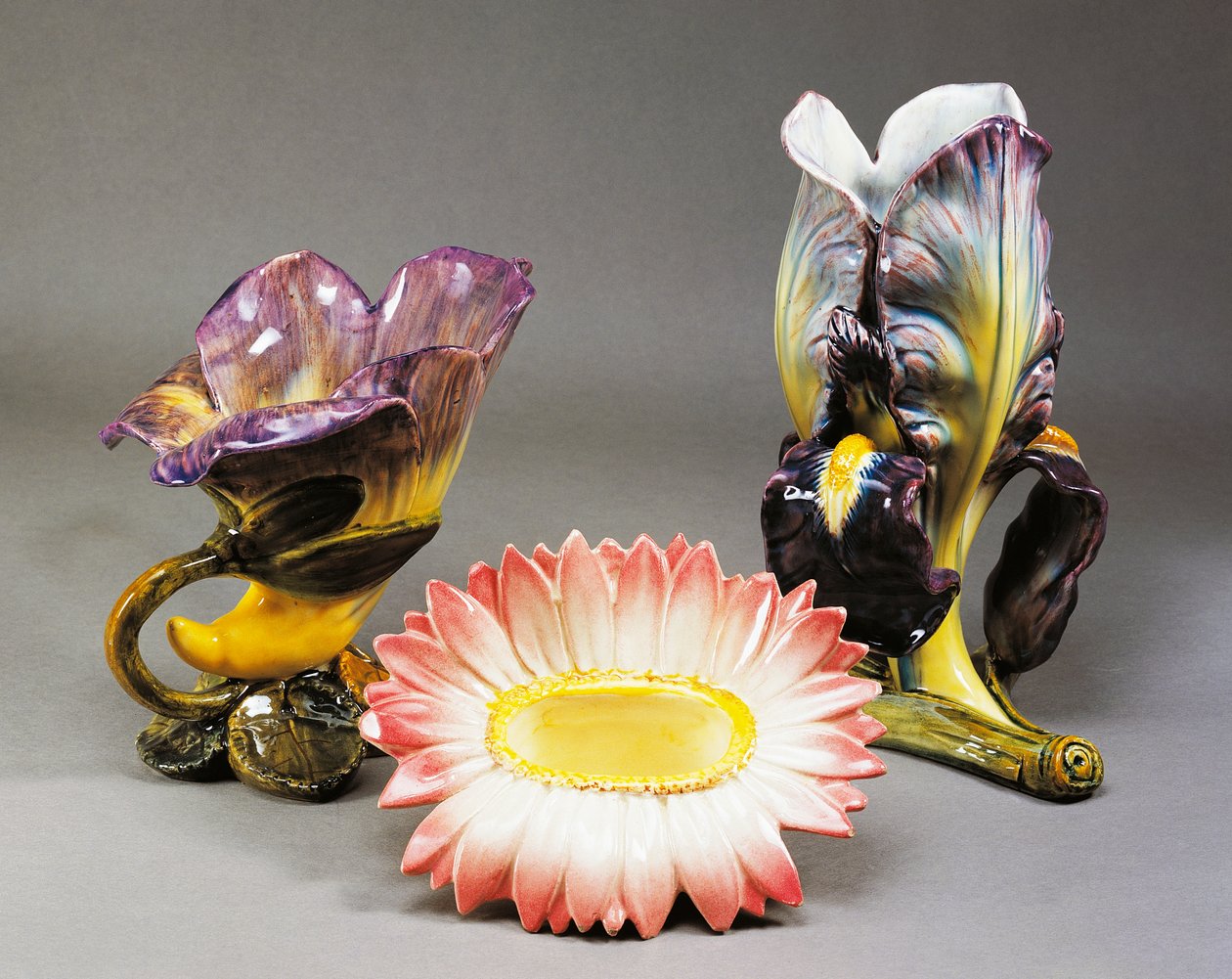Jarra em forma de convolvulus, cachepot em forma de margarida e jarra em forma de íris, ca. 1900, de Delphin Massier (1836-1907), estilo Art Nouveau, cerâmica barbotina, feita em Vallauris. França, século XX. de Delphin Massier