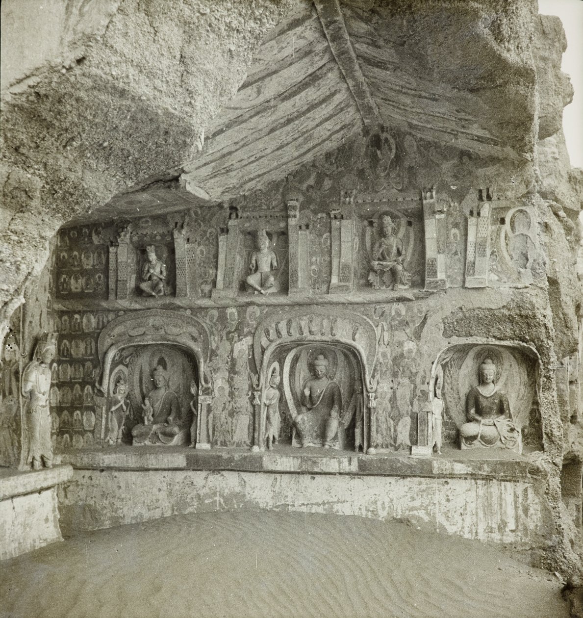 Estátuas de Buda e bodhisattvas, Caverna 259, muralha norte, Grutas de Dunhuang, China, Foto 1275/1 (114) de Desmond Parsons