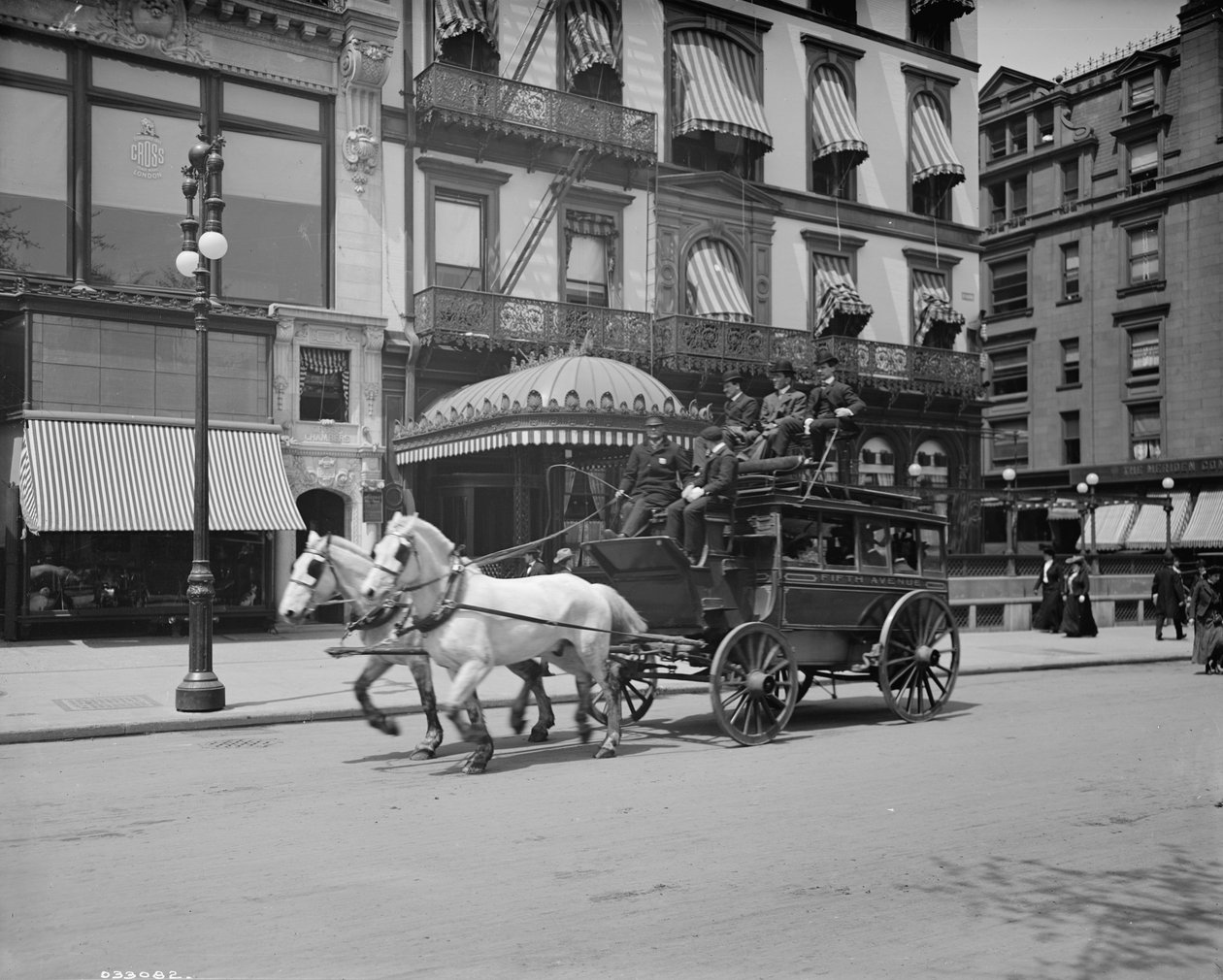 Um palco da 5ª Avenida, Nova York, NY, c.1900-10 de Detroit Publishing Co.