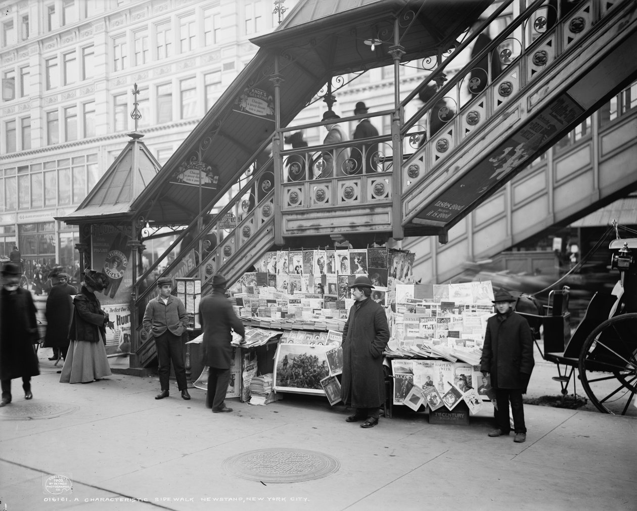 Uma banca de jornais característica de calçada, Nova York, c.1903 de Detroit Publishing Co.