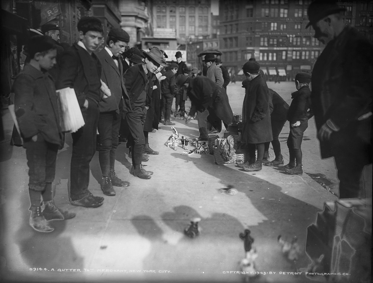 Um comerciante de brinquedos de sarjeta, Nova York, 1903 de Detroit Publishing Co.