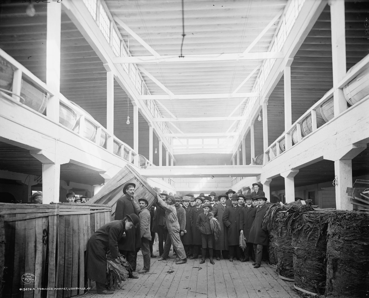 Um mercado de tabaco, Louisville, Kentucky, 1906 de Detroit Publishing Co.