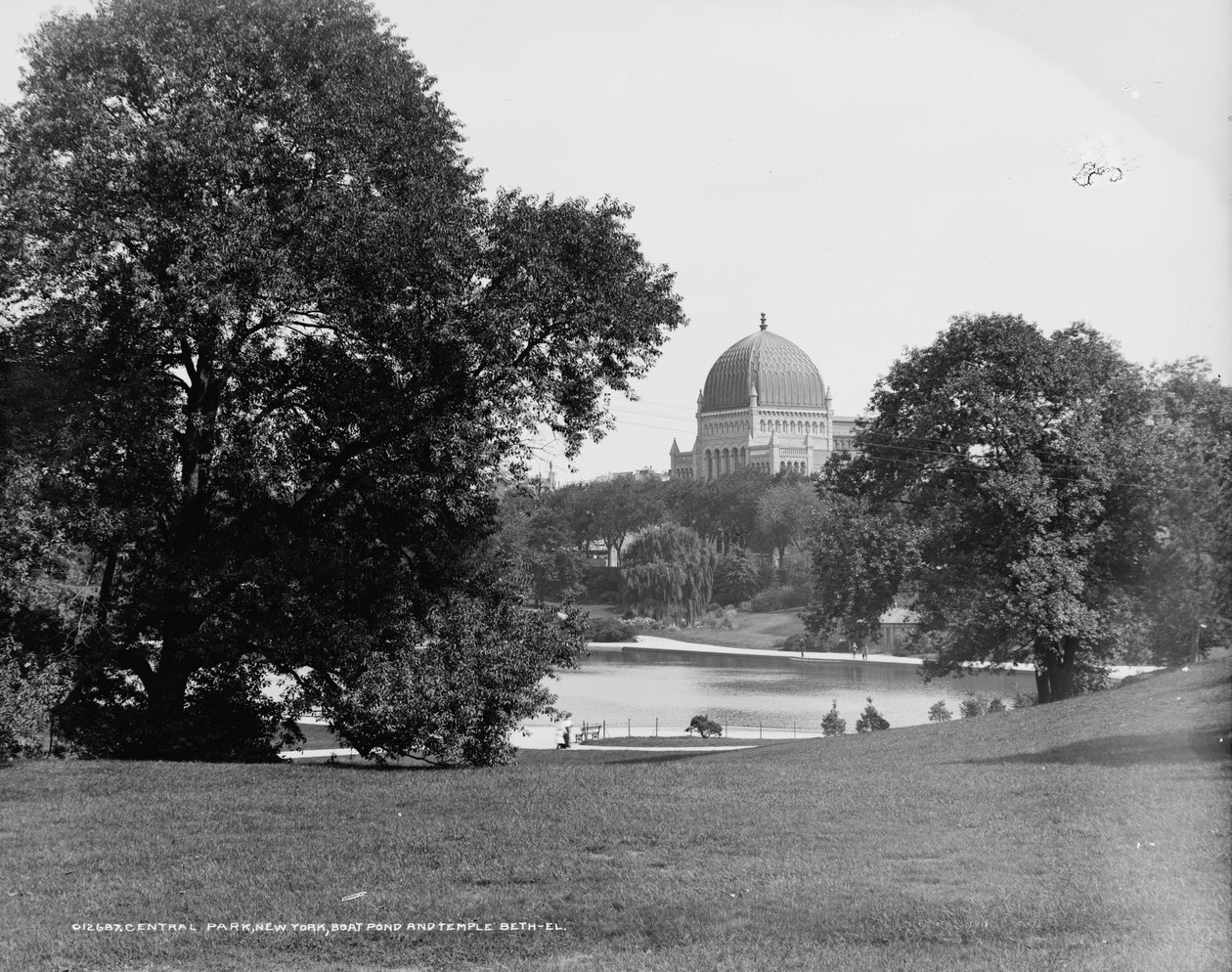 Central Park, Nova York, lagoa do barco e Temple Beth-El, c.1900 de Detroit Publishing Co.