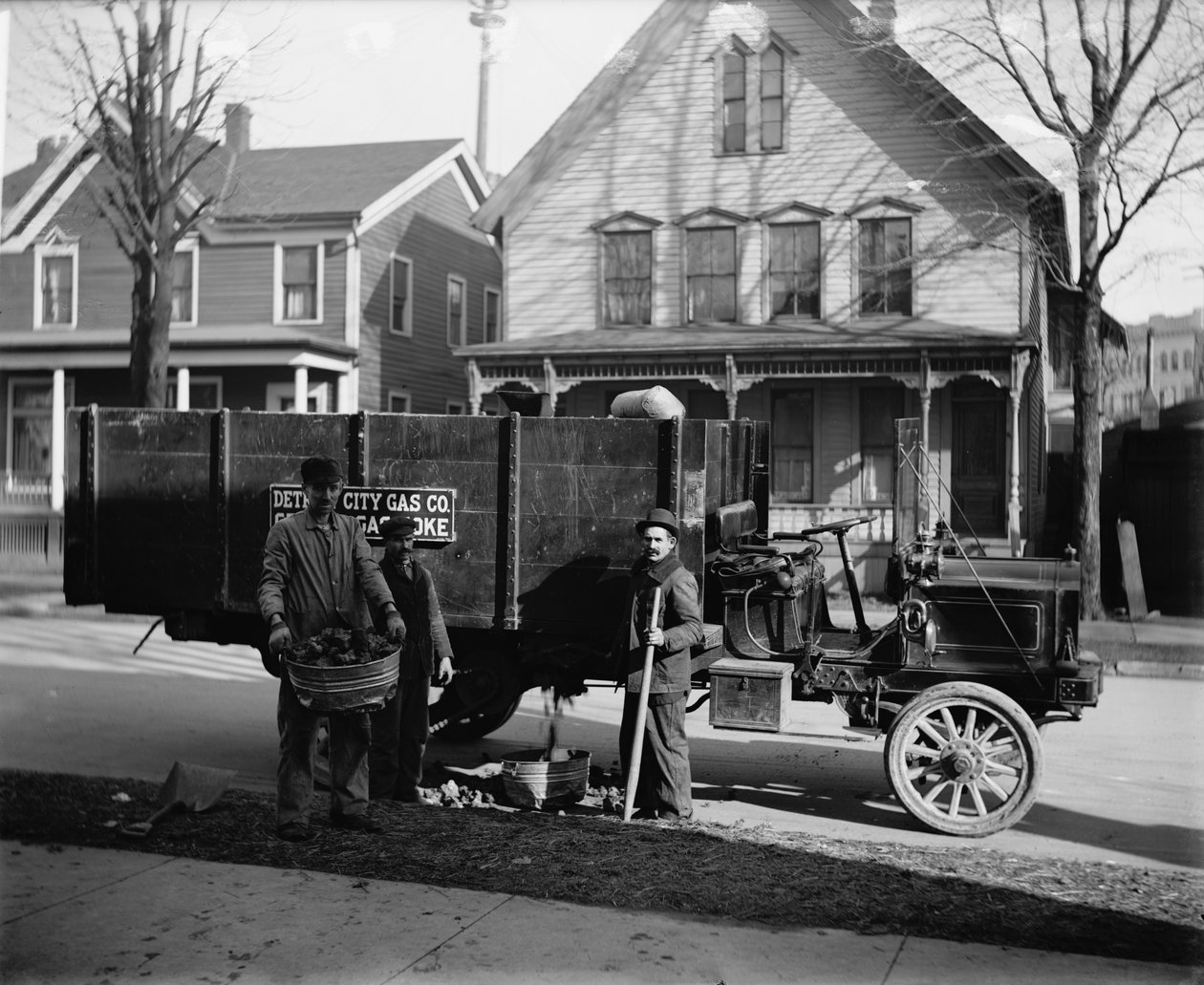 Vagão de entrega de coque e trabalhadores, Detroit City Gas Co., Michigan, 1900 de Detroit Publishing Co.