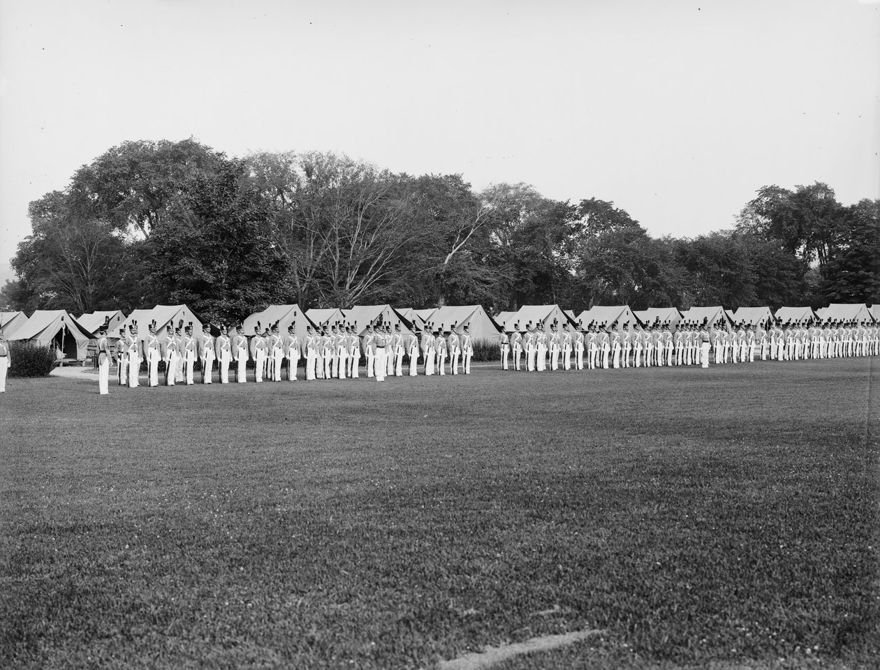 Desfile de vestidos, arma do pôr do sol e cores, West Point, Nova York, c.1905 de Detroit Publishing Co.