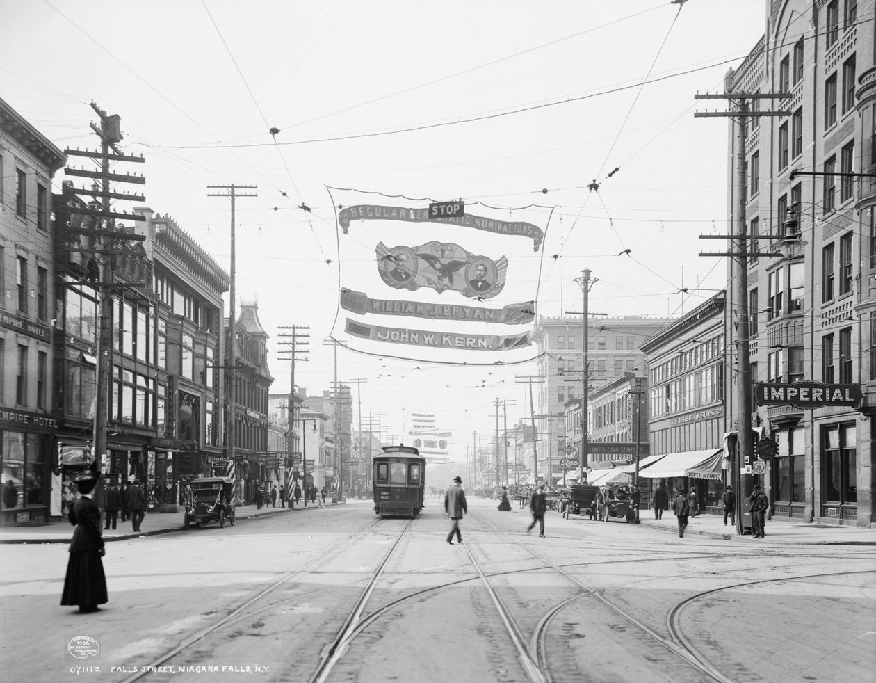 Rua das quedas, Niagara Falls, NY, c.1908 de Detroit Publishing Co.