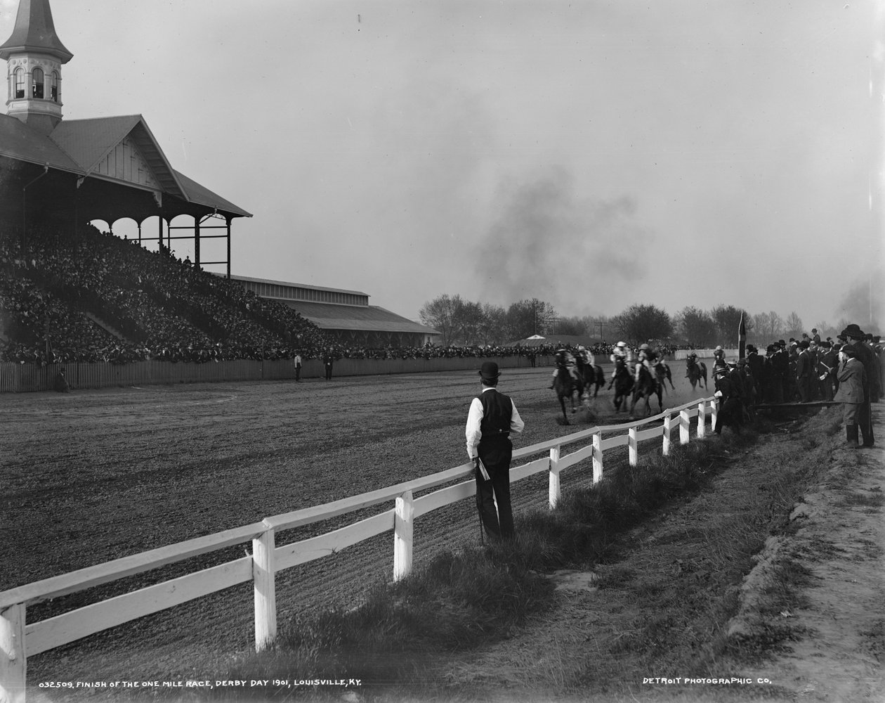 Acabamento da corrida de uma milha, Derby Day 1901, Louisville, Kentucky, 1901 de Detroit Publishing Co.