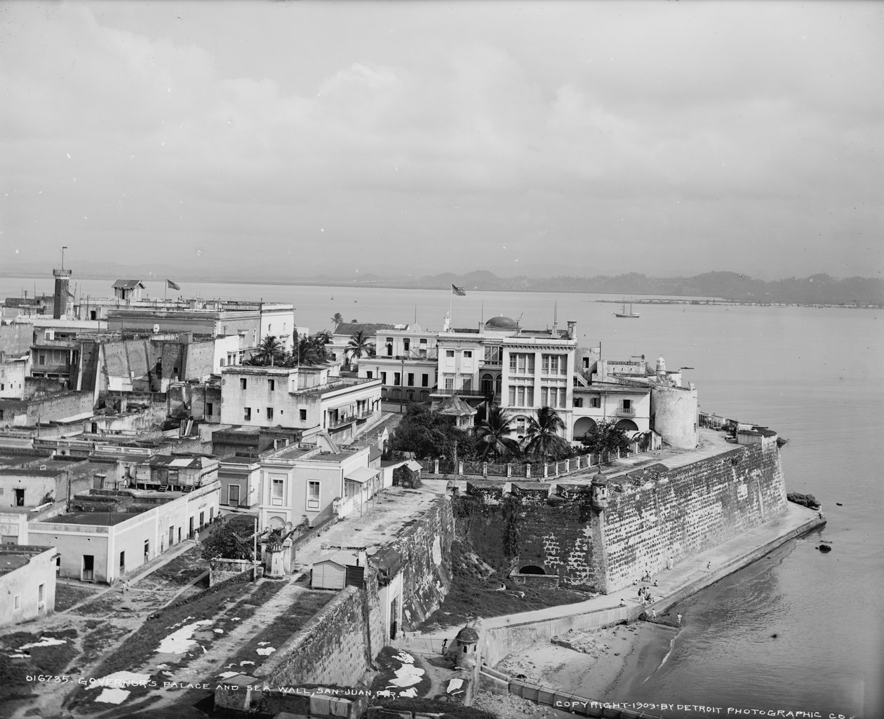 Palácio do Governador e paredão, San Juan, Porto Rico, c.1903 de Detroit Publishing Co.