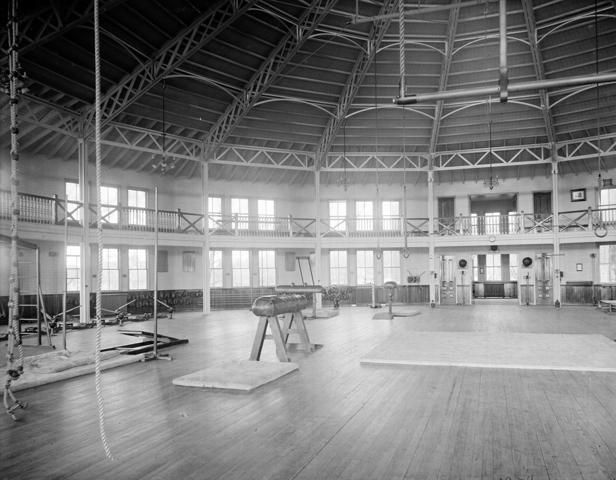 Interior do ginásio, Academia Naval dos EUA, c.1890-1901 de Detroit Publishing Co.