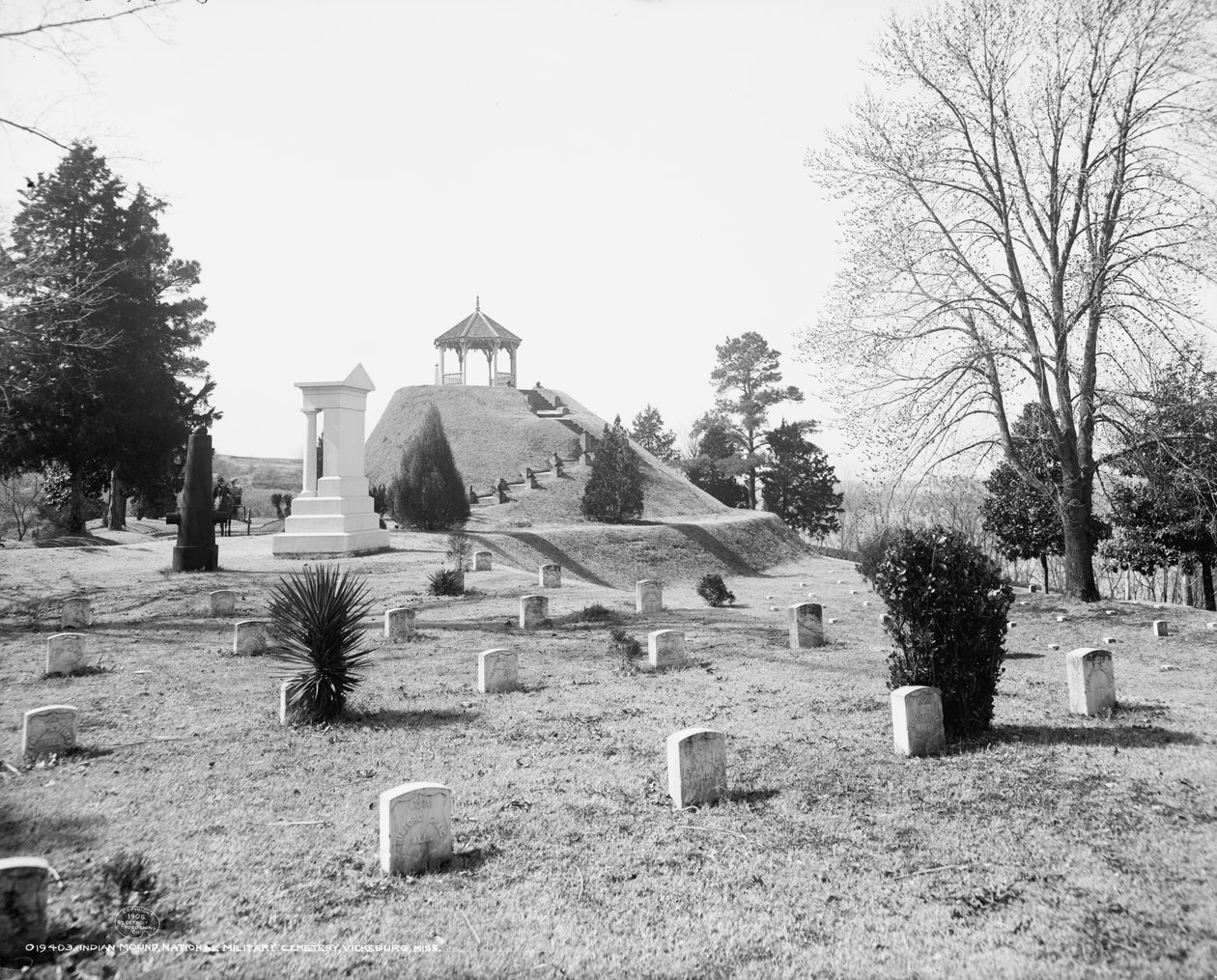 Monte indiano, cemitério militar nacional, Vicksburg, Mississippi, c.1906 de Detroit Publishing Co.