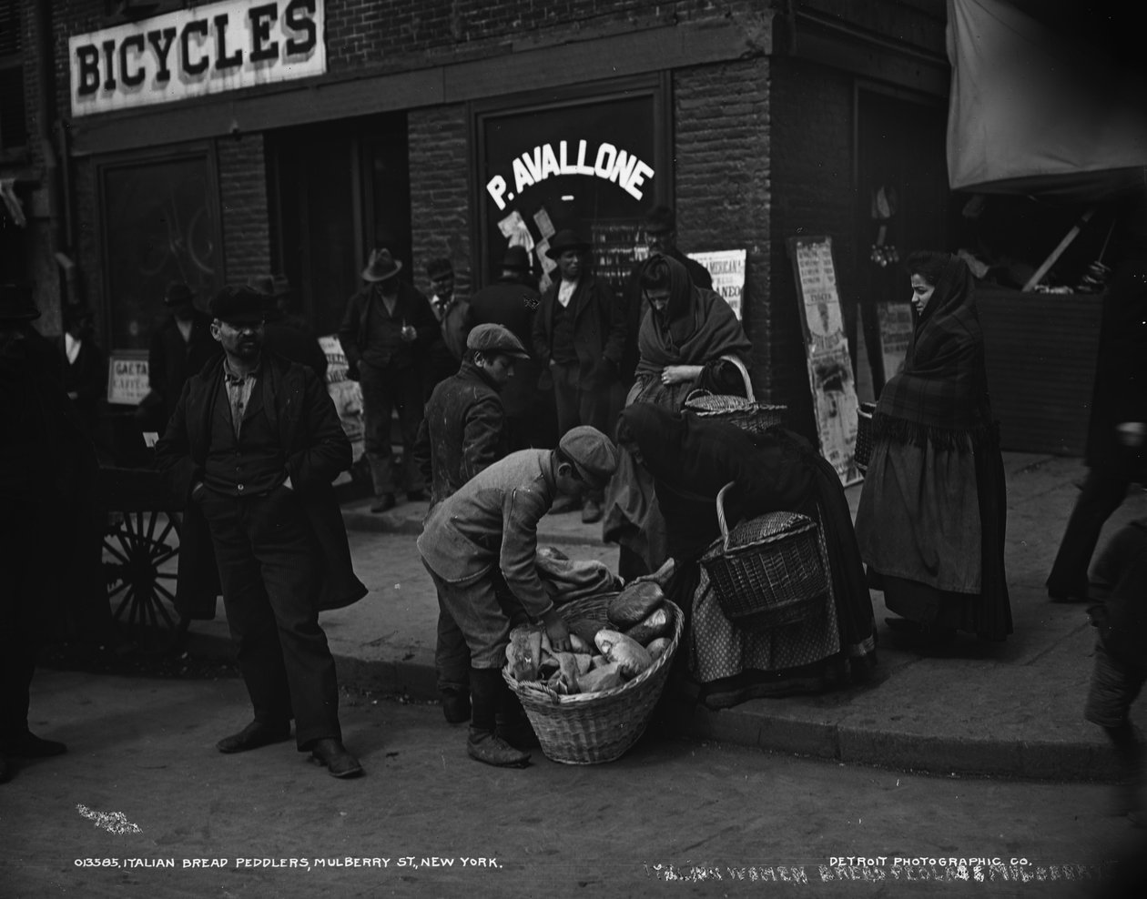 Vendedores de pão italianos, Mulberry St., Nova York, c.1900 de Detroit Publishing Co.