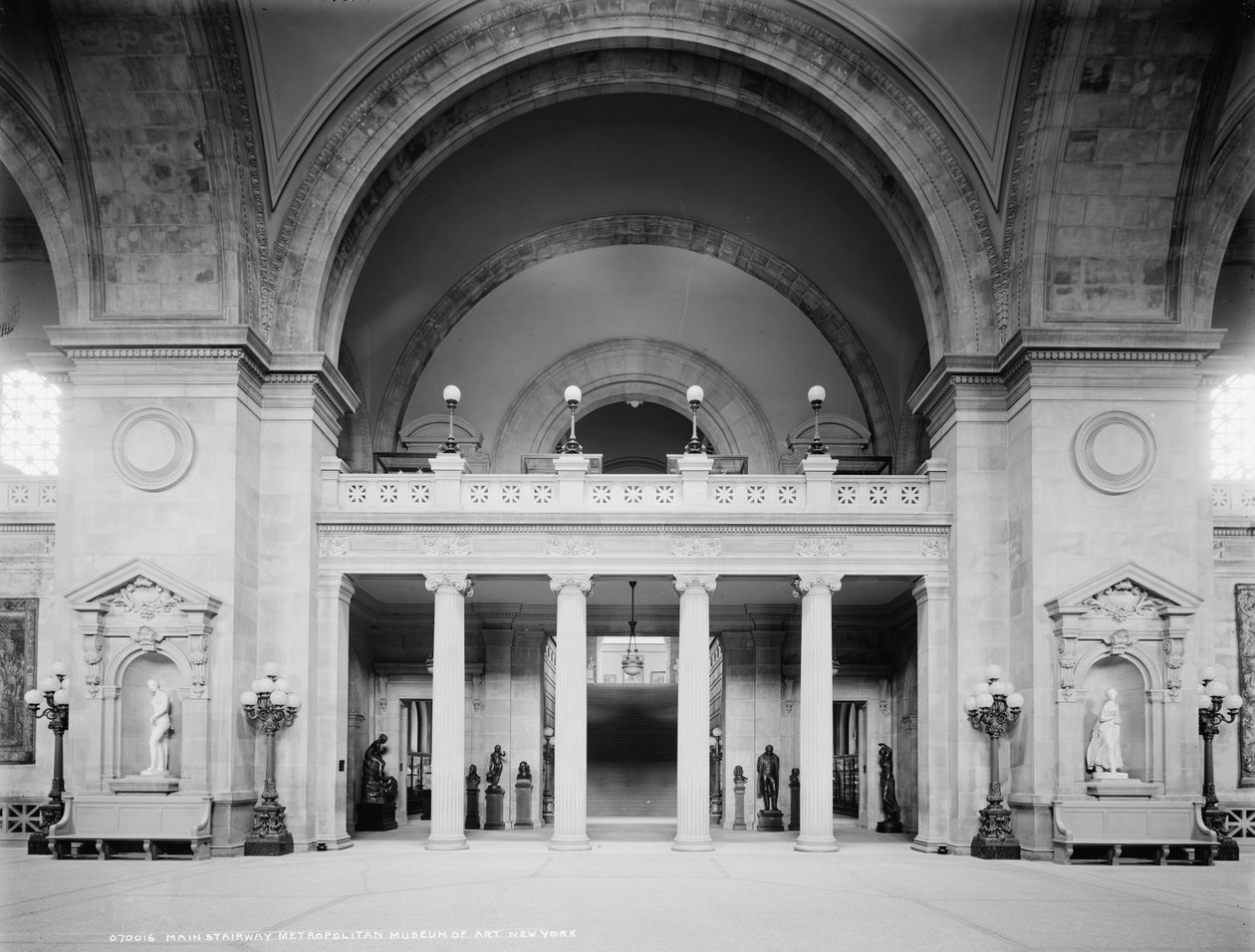 Escadaria principal, Metropolitan Museum of Art, Nova York, c.1902-10 de Detroit Publishing Co.