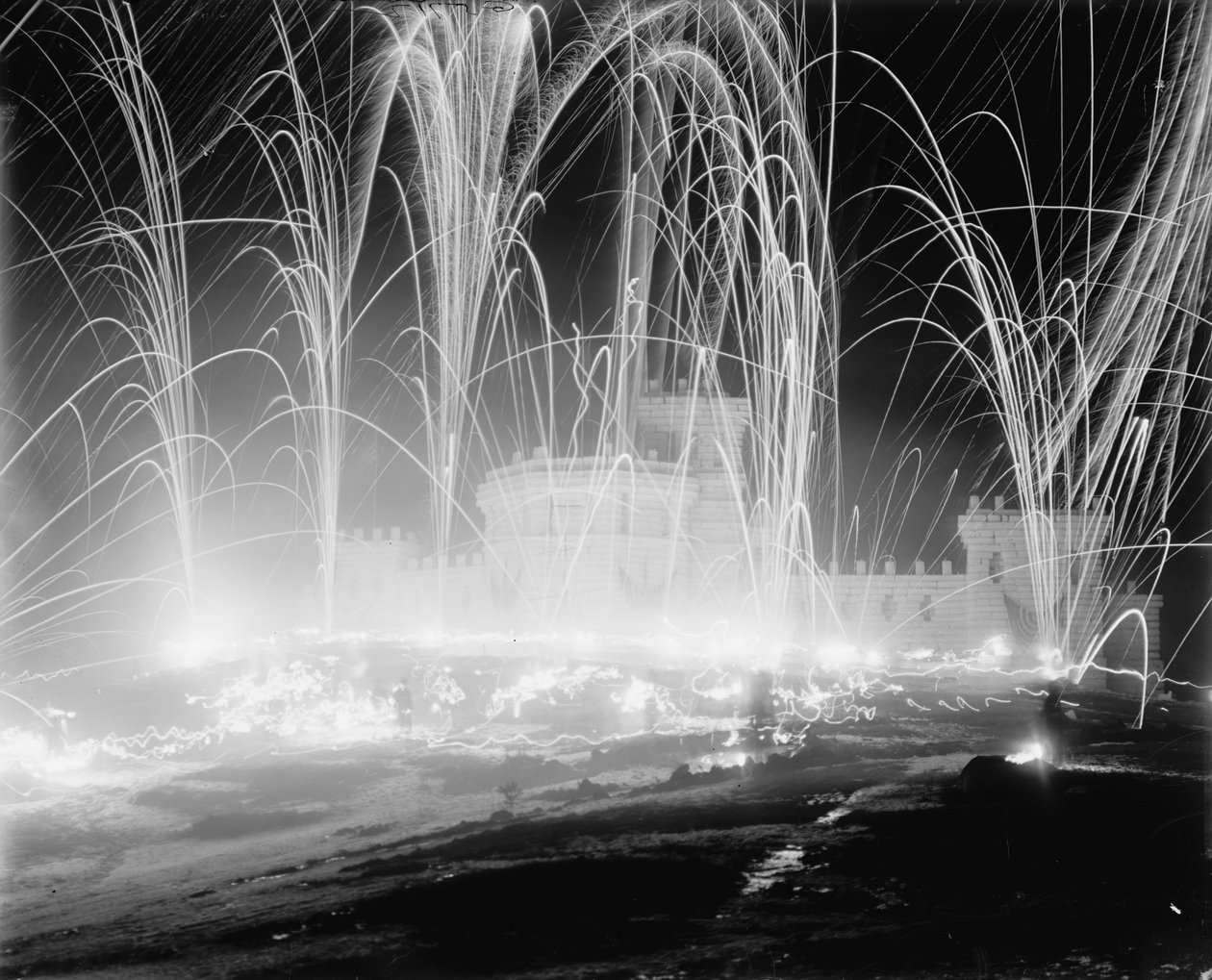 Carnaval do meio do inverno, invadindo a fortaleza, Upper Saranac Lake, NY, 1909 de Detroit Publishing Co.