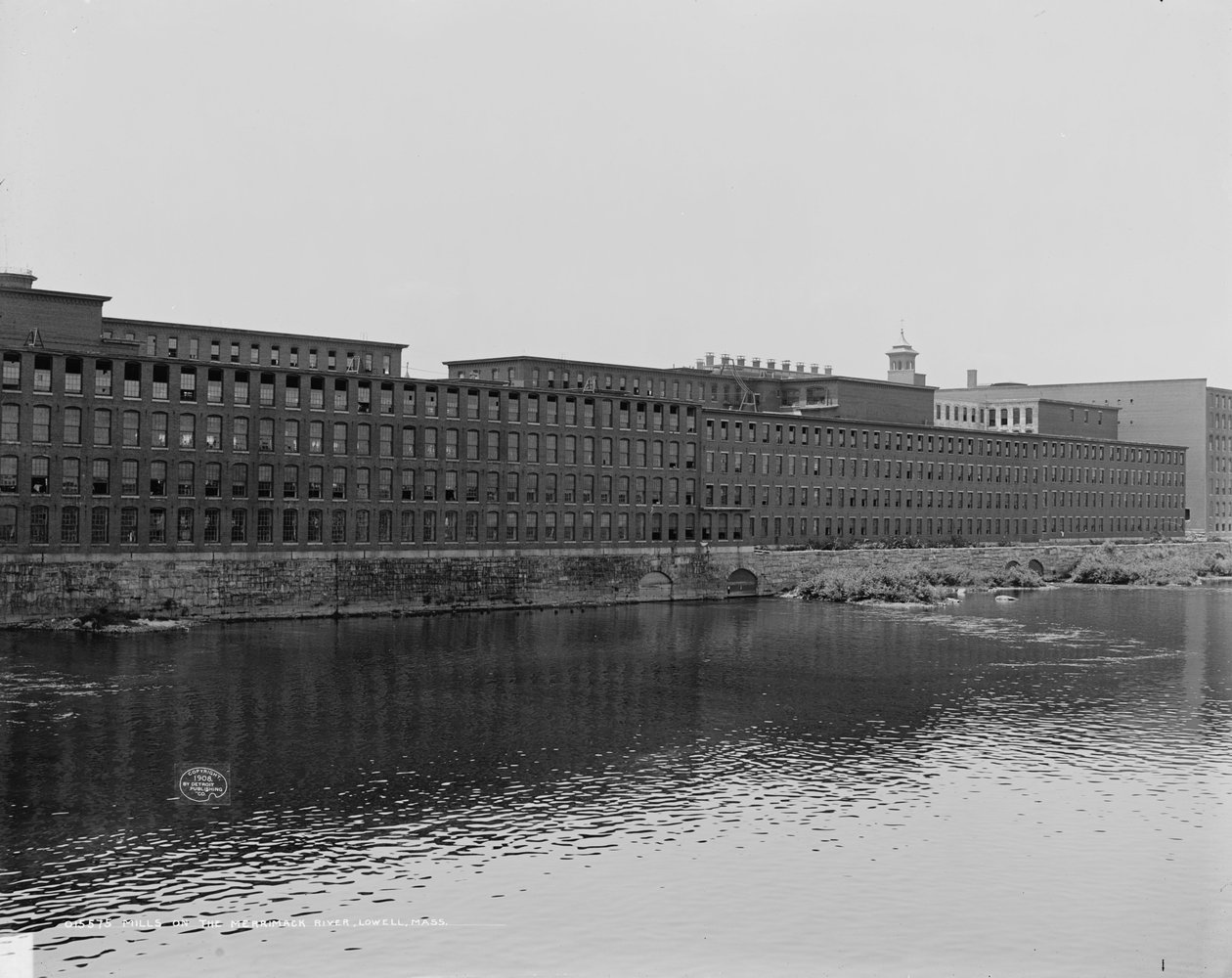 Moinhos no rio Merrimack, Lowell, Massachusetts, c.1908 de Detroit Publishing Co.
