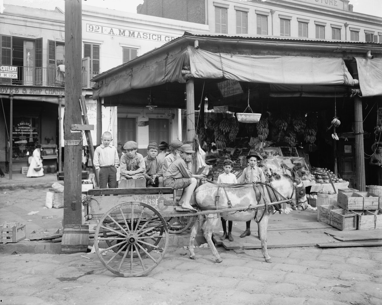 Nova Orleans, um canto do mercado francês, c.1900-10 de Detroit Publishing Co.