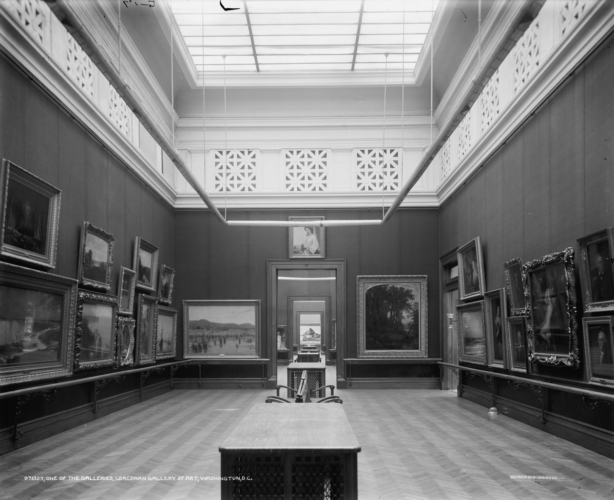 Uma das galerias, Galeria de Arte Corcoran, Washington, DC, c.1905-15 de Detroit Publishing Co.