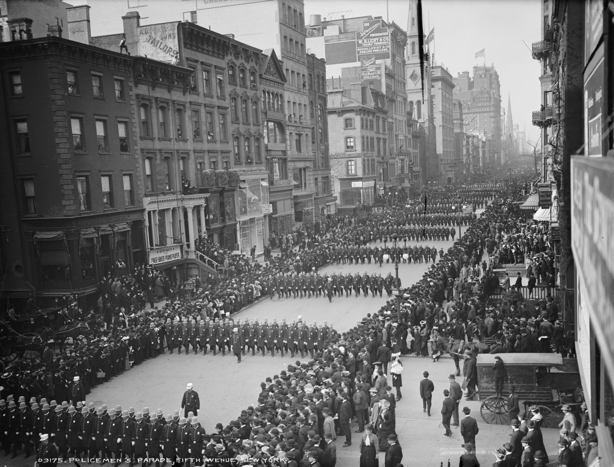 Desfile dos policiais, Quinta Avenida, Nova York, c.1900-05 de Detroit Publishing Co.