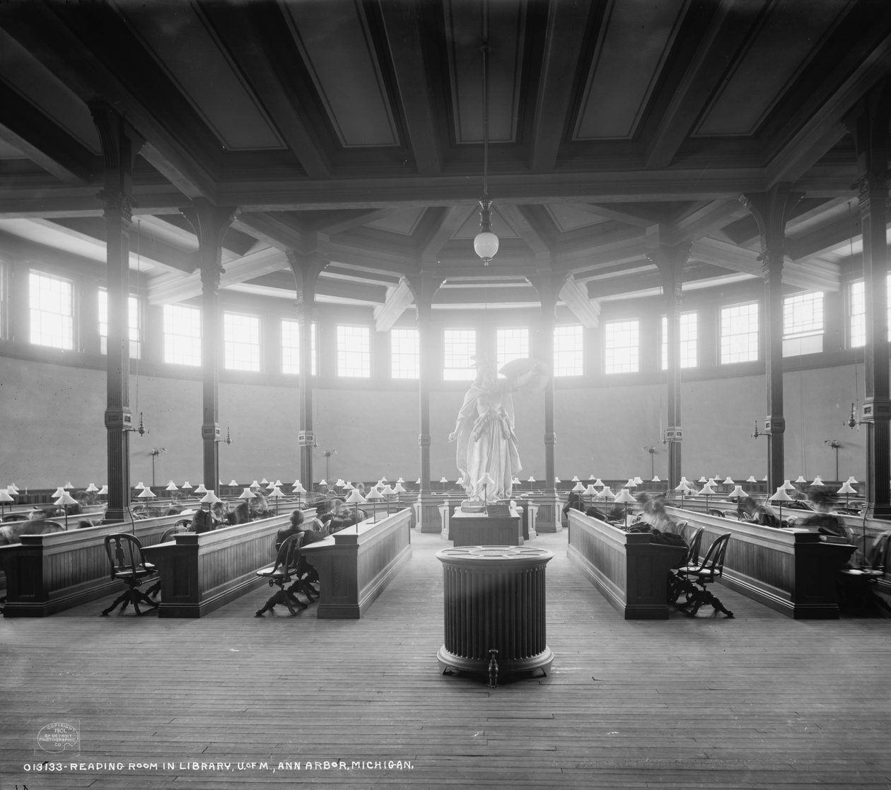 Sala de leitura na biblioteca, Universidade de Michigan, Ann Arbor, Michigan, c.1901 de Detroit Publishing Co.