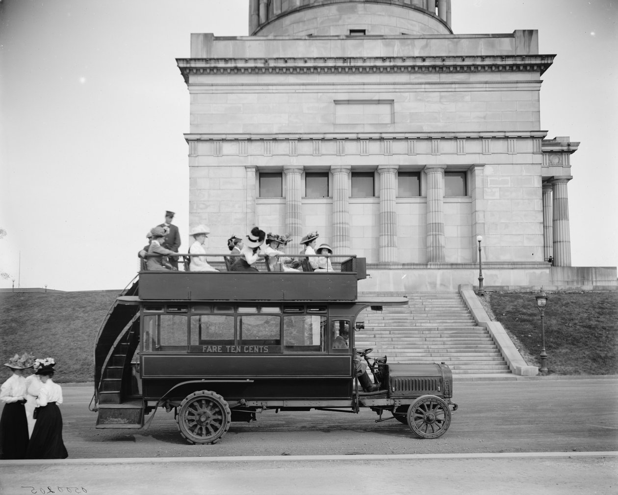 Auto de pescoço de borracha, Riverside Drive, Nova York, NY, 1900 de Detroit Publishing Co.