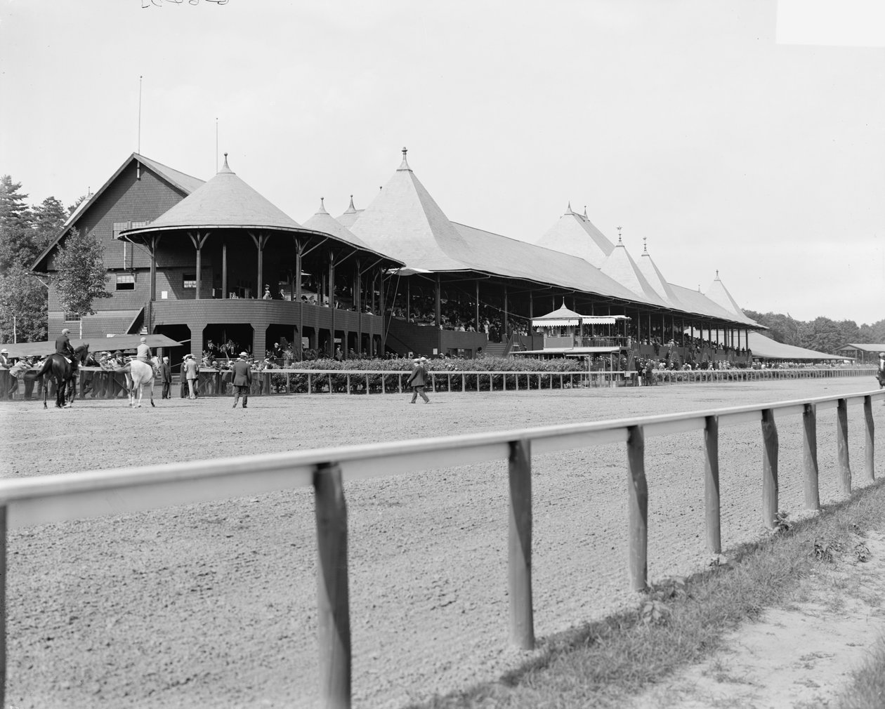 Saratoga Springs, NY, grande stand, pista de corrida, c.1900-10 de Detroit Publishing Co.
