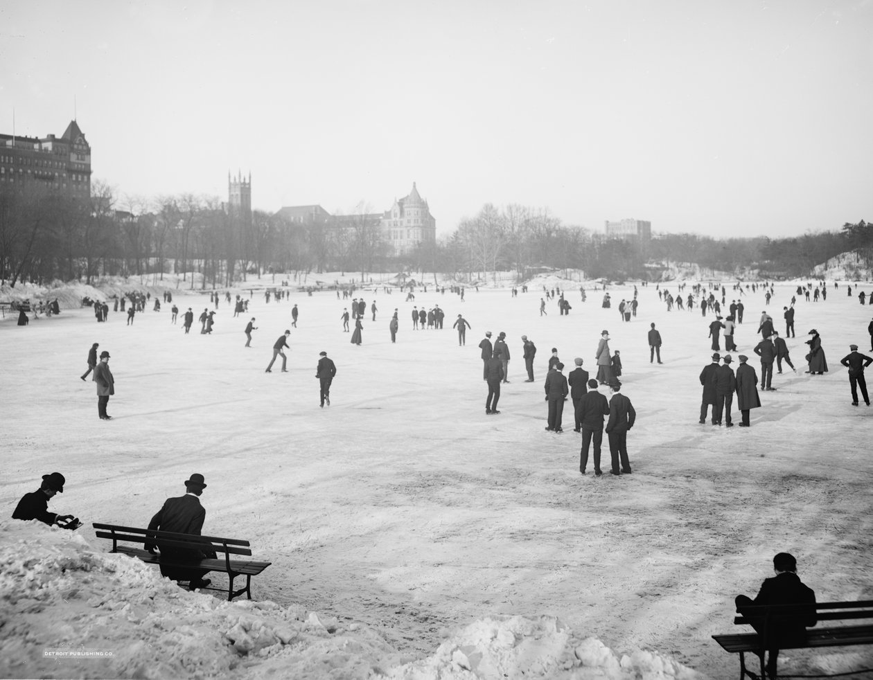 Patinando no Central Park, Nova York, c.1900-06 de Detroit Publishing Co.