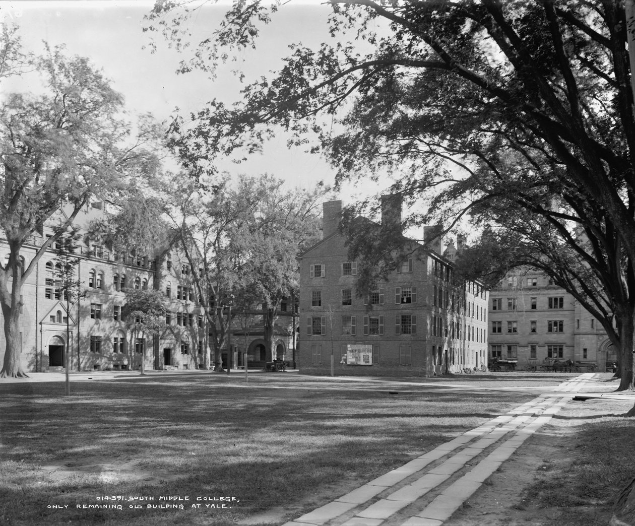 South Middle College, único edifício antigo remanescente em Yale, c.1900-06 de Detroit Publishing Co.