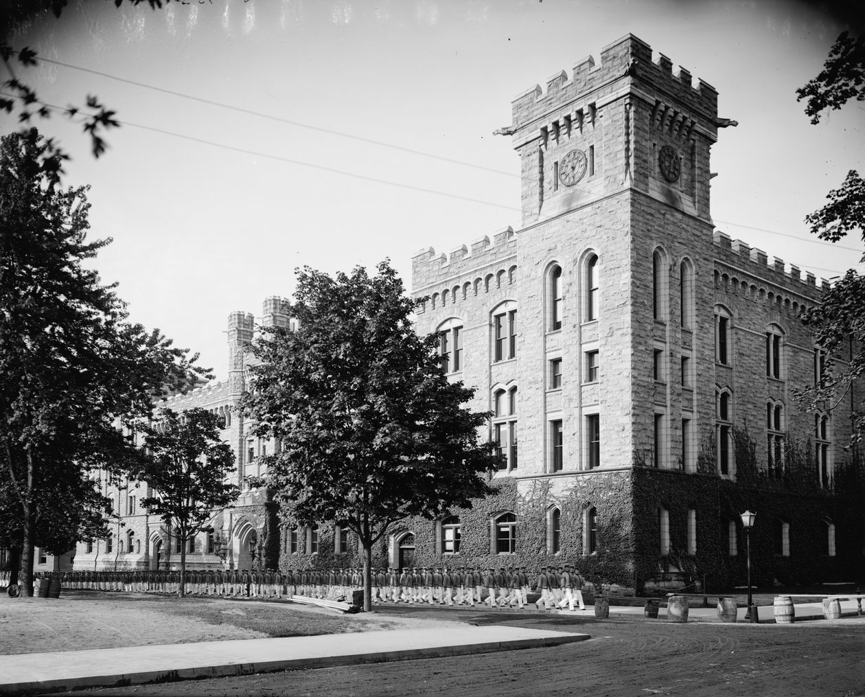 O edifício acadêmico, cadetes voltando da bagunça, West Point, NY, c.1900-15 de Detroit Publishing Co.