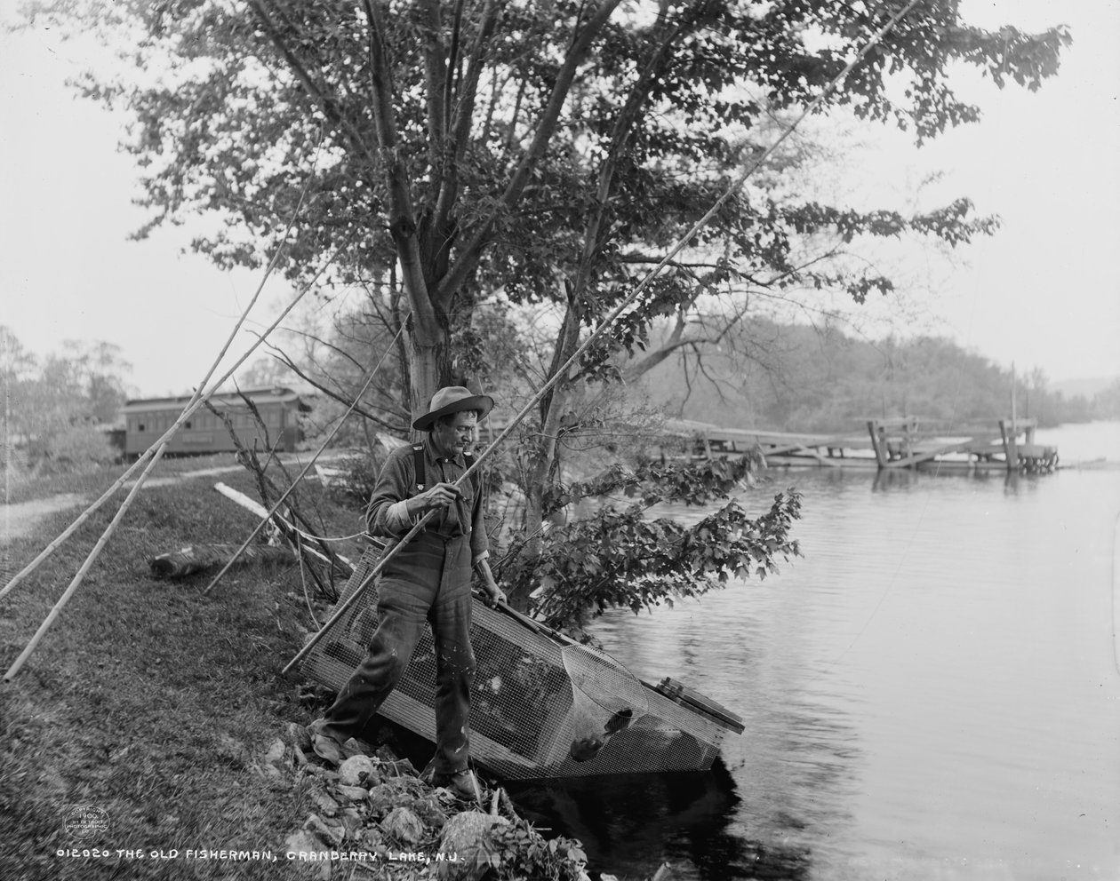O velho pescador, Cranberry Lake, NJ, c.1900 de Detroit Publishing Co.