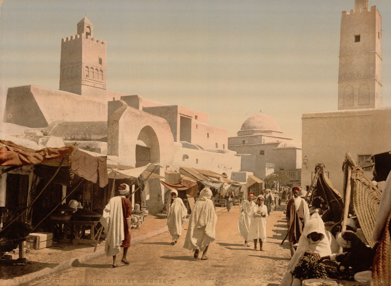 Uma mesquita na rua principal, Kairwan, Tunísia, c.1899 (impressão fotomecânica) de Detroit Photographic Co.