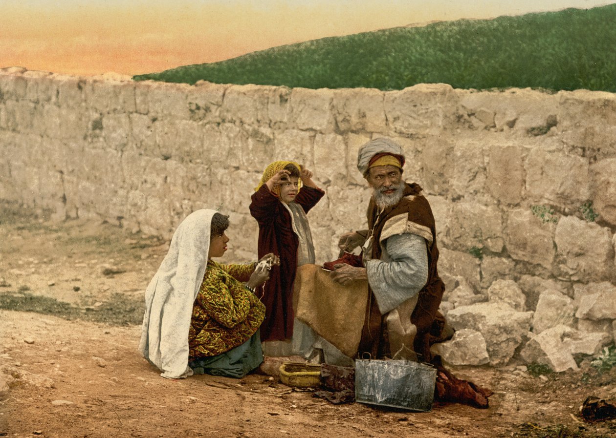 Sapateiro itinerante de Jerusalém, Terra Santa, c.1890-c.1900 (impressão fotocromática) de Detroit Photographic Co.