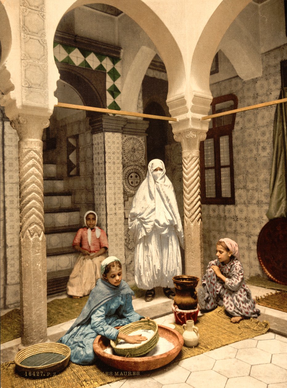 Mulheres mouras preparando cuscuz em um pátio, Argel, Argélia, c.1899 (impressão fotomecânica) de Detroit Photographic Co.