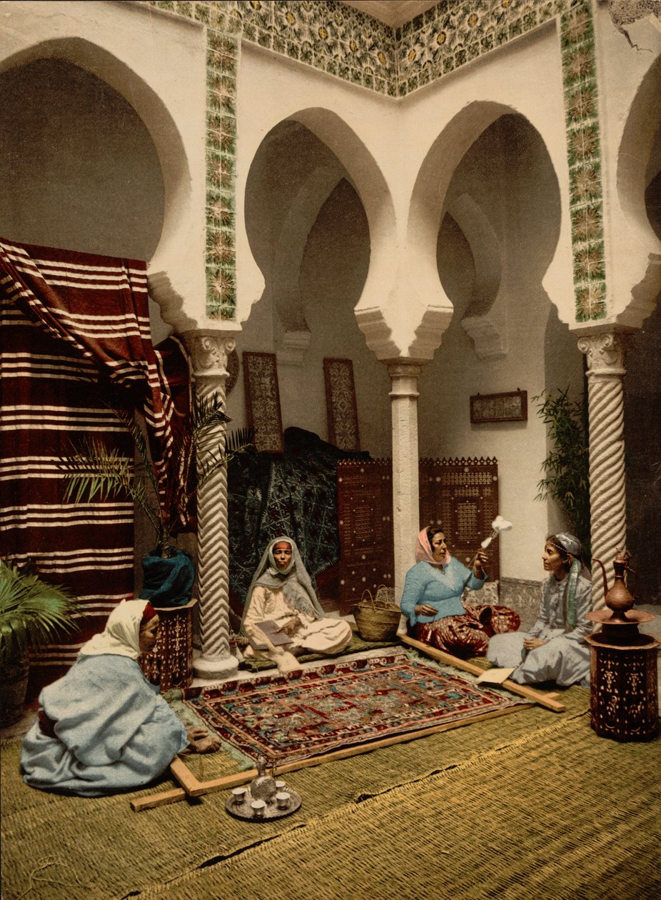 Mulheres mouras fazendo tapetes árabes, Argel, Argélia, c.1899 (impressão fotomecânica) de Detroit Photographic Co.