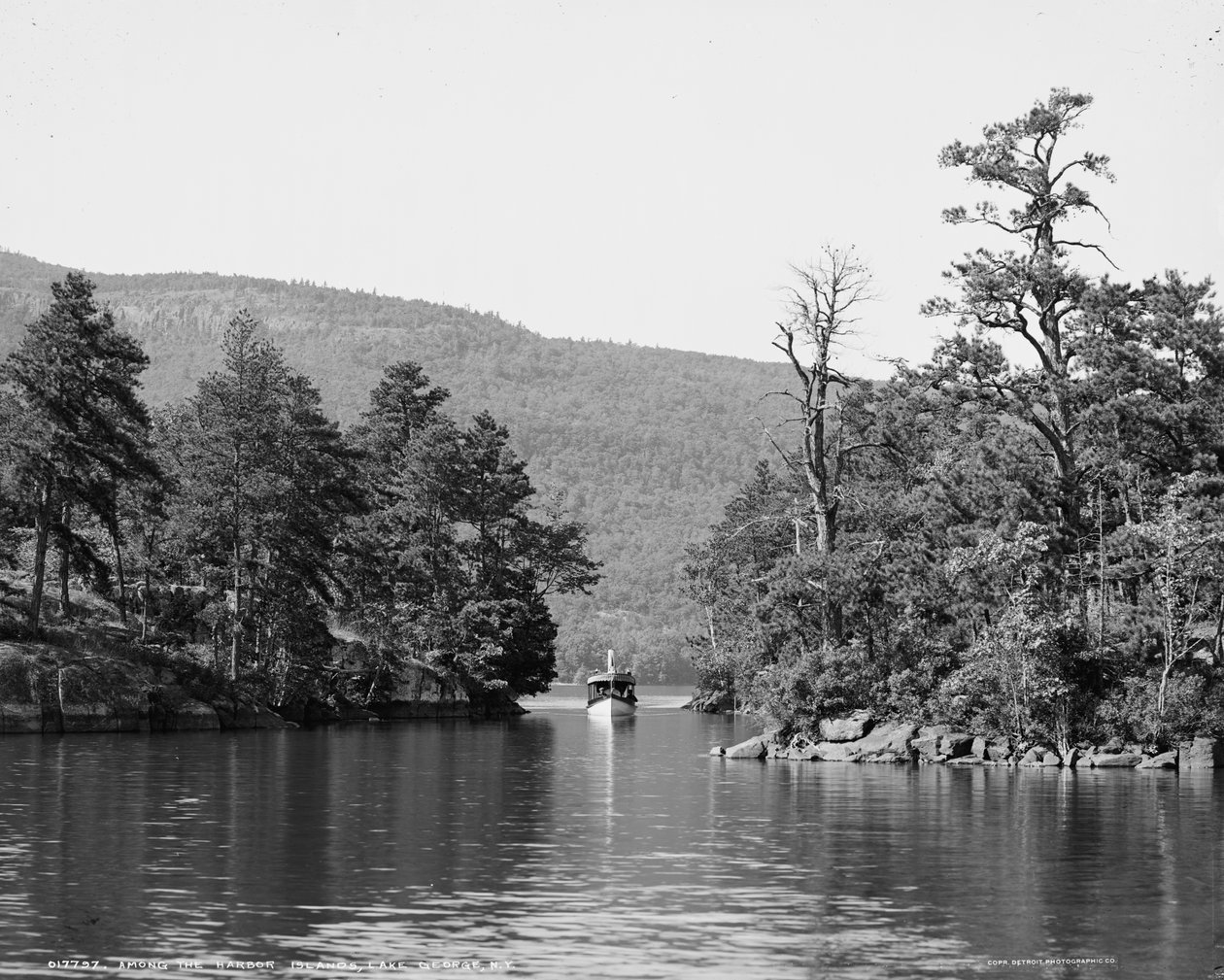 Ao longo das ilhas do porto, Lago George, NY, c.1904 de Detroit Publishing Co.