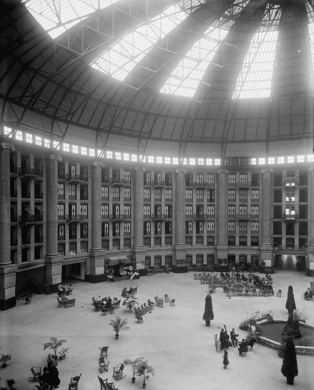 Átrio do Hotel New West Baden Springs, West Baden Springs, Indiana, c.1900-15 de Detroit Publishing Co.