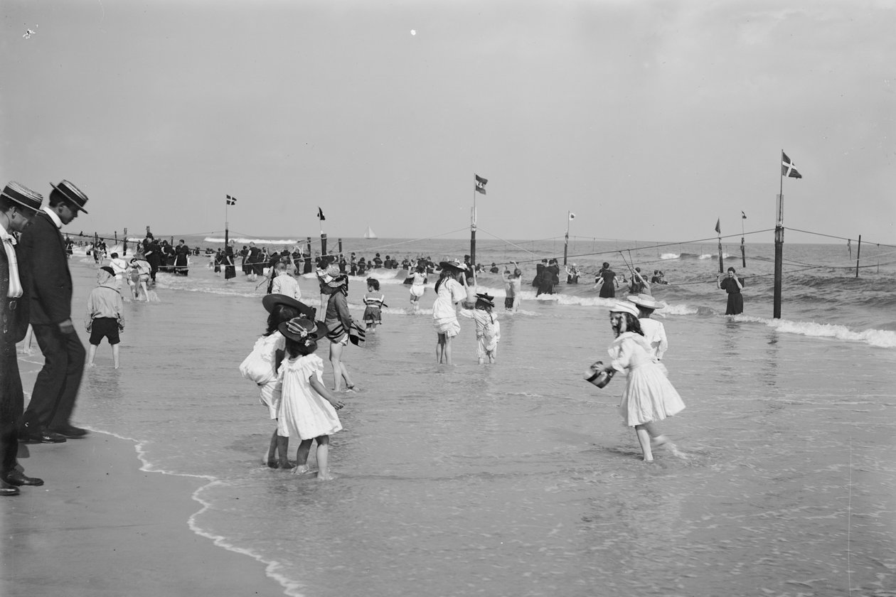 Cena de praia, Rockaway, Nova York, EUA, c.1905 de Detroit Publishing Co.
