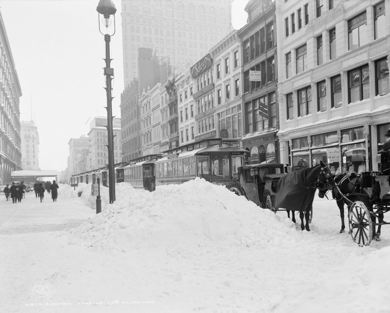 Transporte bloqueado na rua 23 após uma tempestade de neve, Nova Iorque, c.1905 (foto a p/b) de Detroit Publishing Co.