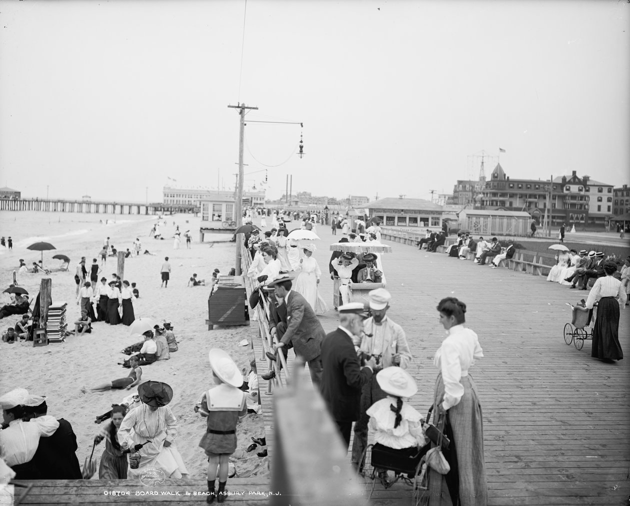 Boardwalk & Beach, Asbury Park, c.1905 (foto a p-b) de Detroit Publishing Co.