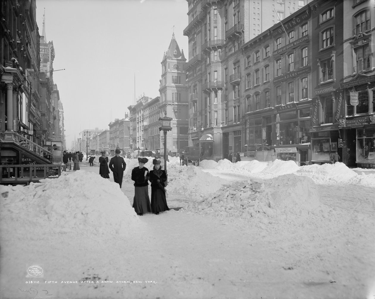 Quinta Avenida depois de uma tempestade de neve, Nova York, c.1905 (foto a p/b) de Detroit Publishing Co.