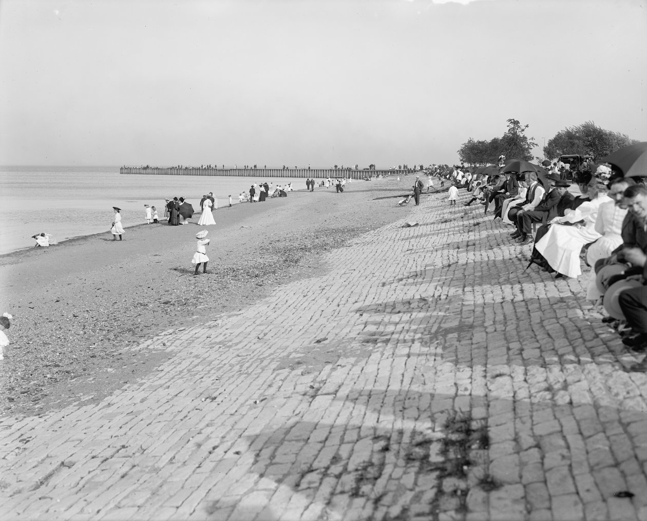 Em frente ao prédio alemão., Jackson Park, Chicago, c.1900 de Detroit Publishing Co.