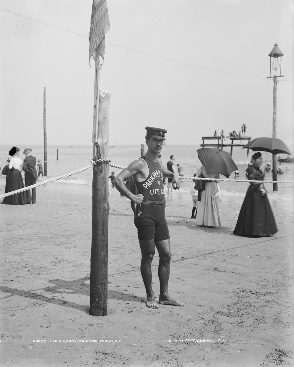 Lifeguard, Brighton Beach, Brooklyn, New York City, EUA, c.1905 (foto p/b) de Detroit Publishing Co.