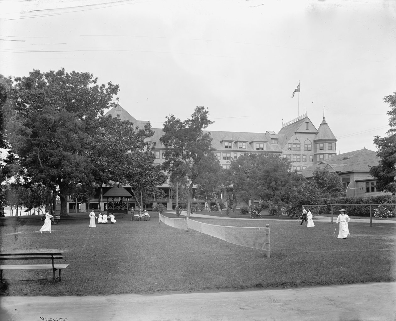 Manhasset, tênis na Manhanset House, Shelter Island, NY, c.1904 de Detroit Publishing Co.
