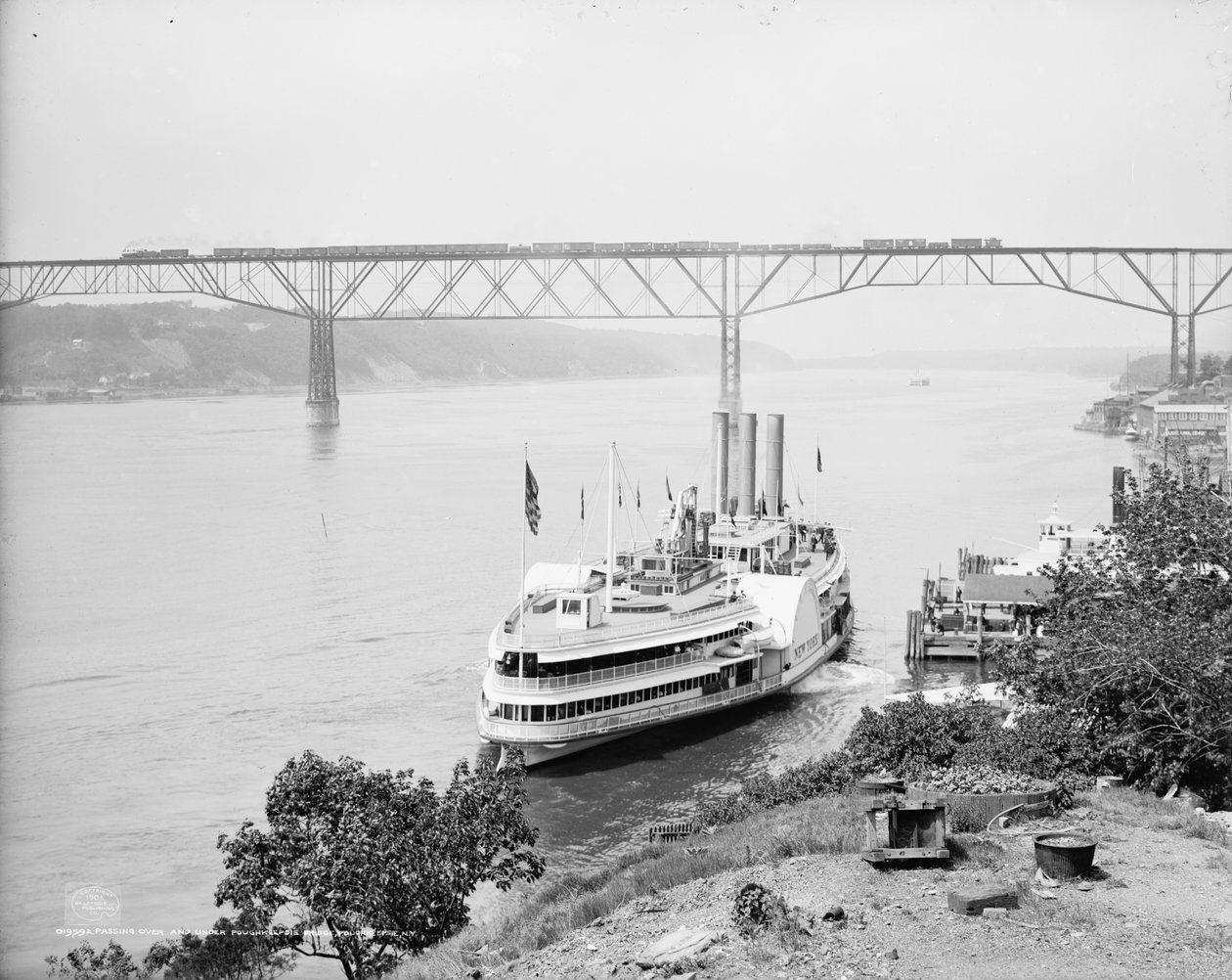 Passando por cima e sob ponte Poughkeepsie, Poughkeepsie, NY, c.1906 de Detroit Publishing Co.