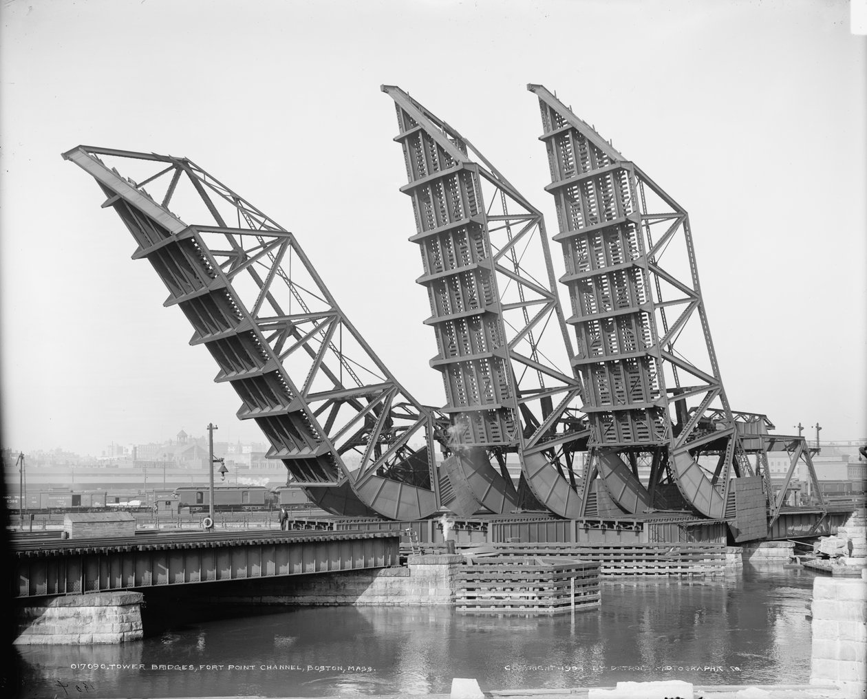 Raised Tower bridges, Fort Point Channel, Boston, c.1904 (foto a p/b) de Detroit Publishing Co.