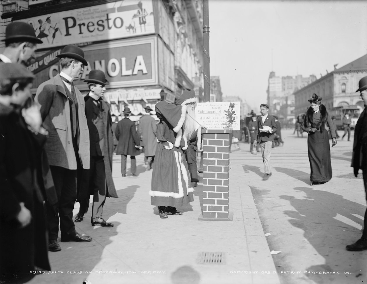 Papai Noel coletando doações para Voluntários da América na Broadway em Nova York, c. 1903 (foto a p/b) de Detroit Publishing Co.